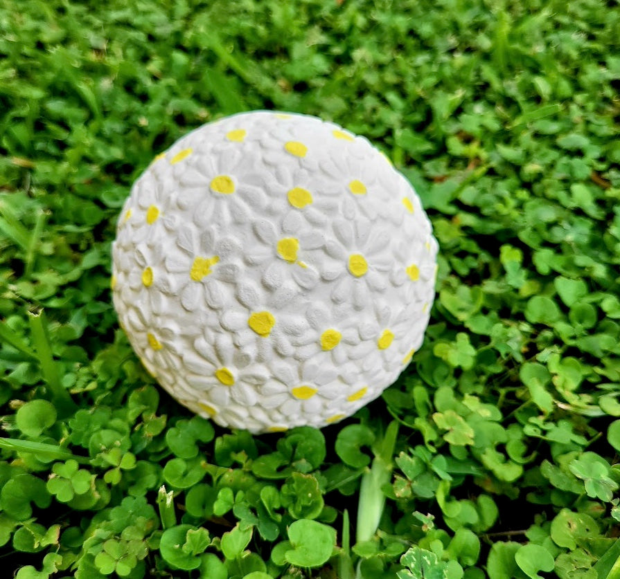Skallrande boll i naturgummi – Små blommor, från nyfödd