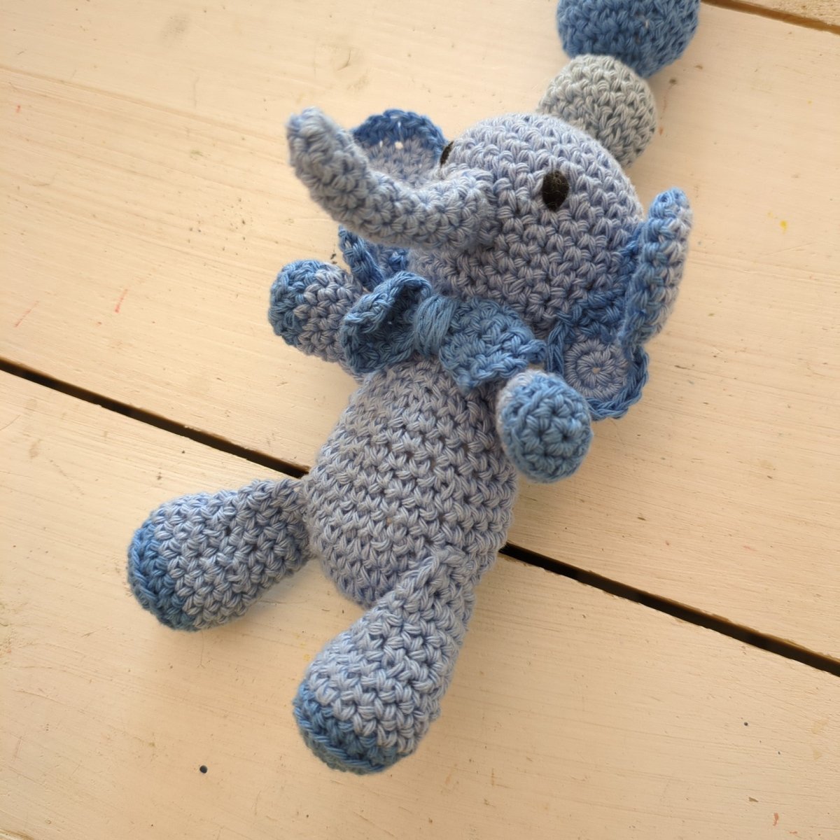 Blå Elefant - Enkelt handvirkat barnvagnshänge i bomull – ca 35 cm, från nyfödd - Väderstads Leksaker