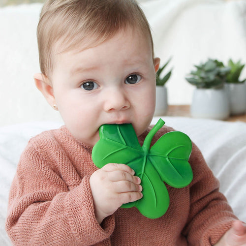 Bilden föreställer ett barn med en giftfri bitlleksak.