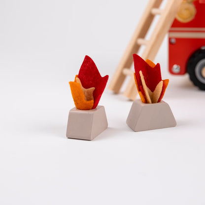 Stor brandbil i trä med förare och tillbehör – Minifriends, från 18 månader