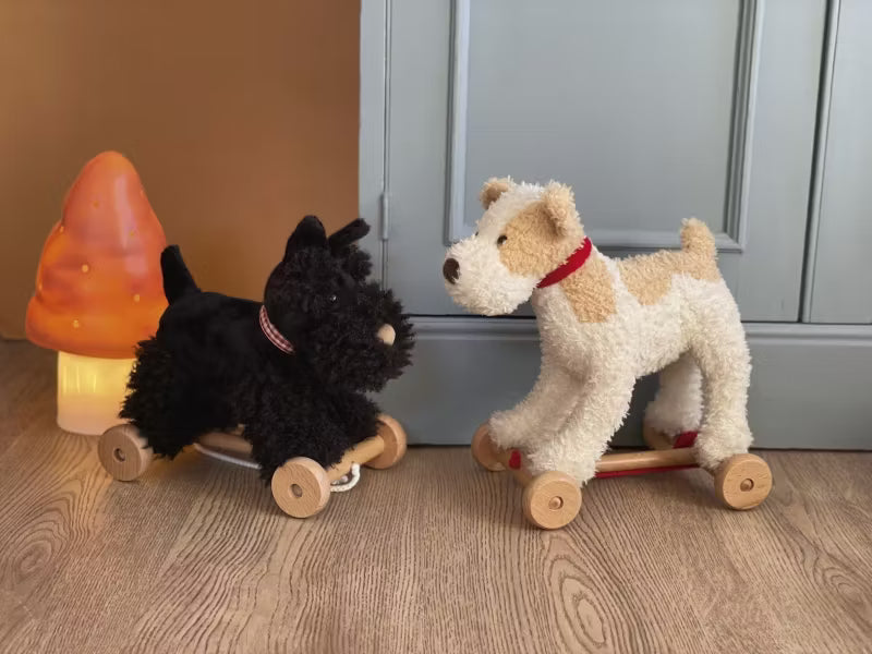 Dragleksak ljus terrier på trähjul – från 12 månader
