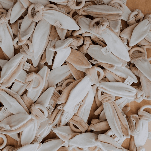 Bitleksak prasslande kaninöra - Väderstads Leksaker