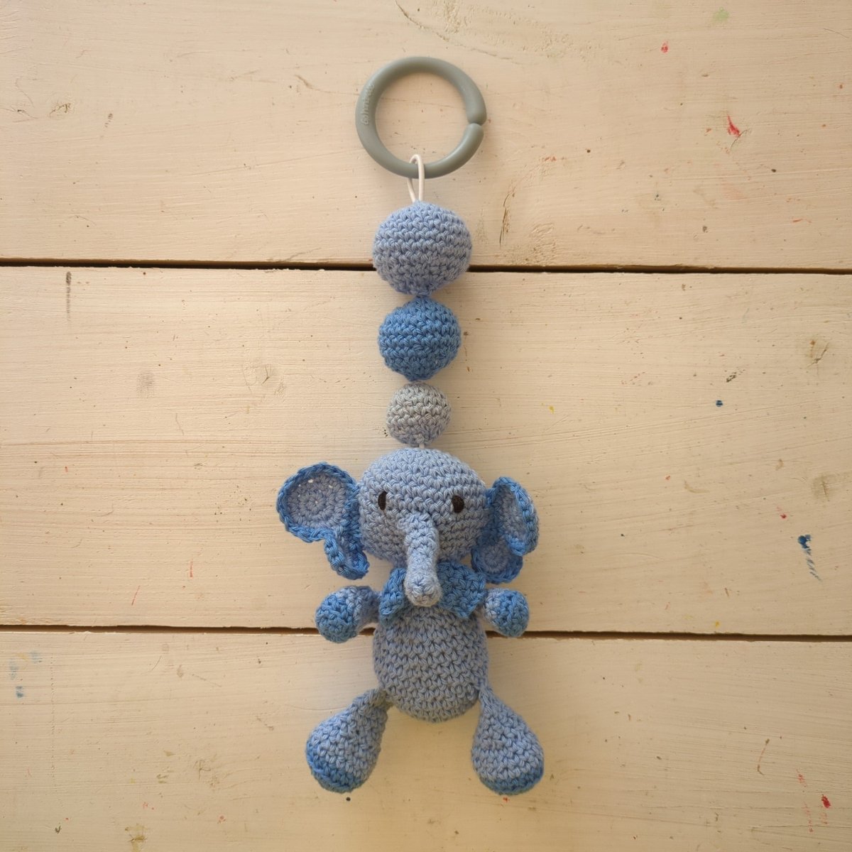 Blå Elefant - Enkelt handvirkat barnvagnshänge i bomull – ca 35 cm, från nyfödd - Väderstads Leksaker