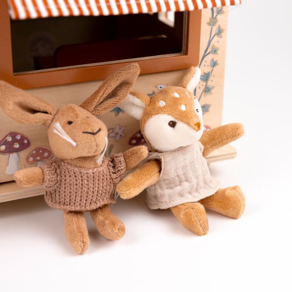 Café & bageri i trä med möbler och två Minifriends - Väderstads Leksaker