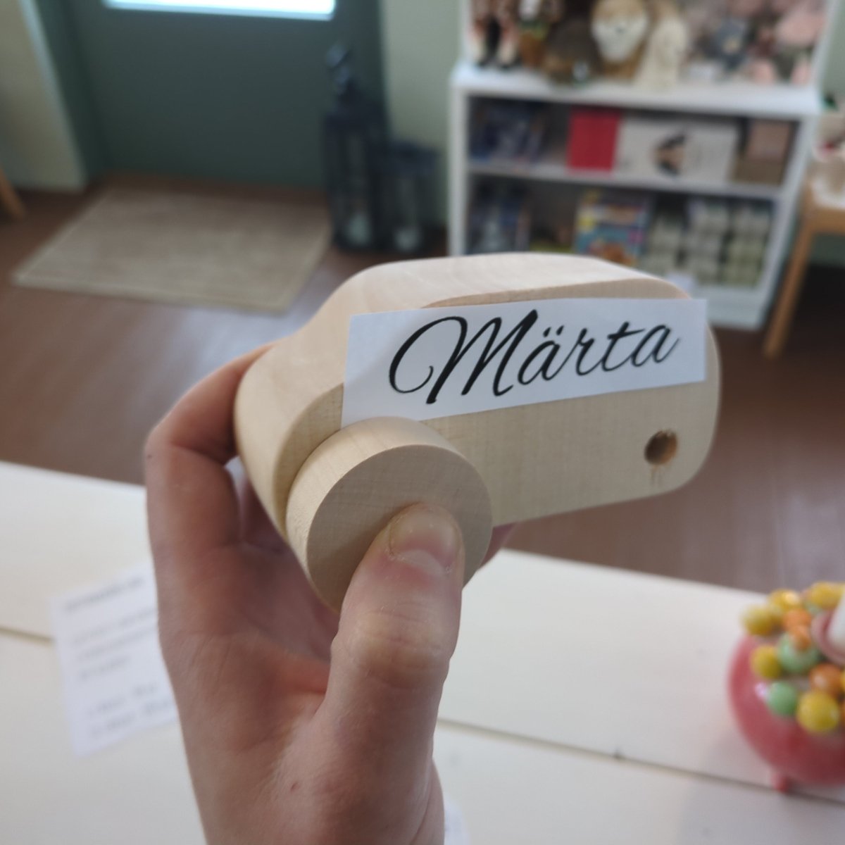 Personlig Träbil med egen text - Handgjord av Lokalt Virke - Väderstads Leksaker