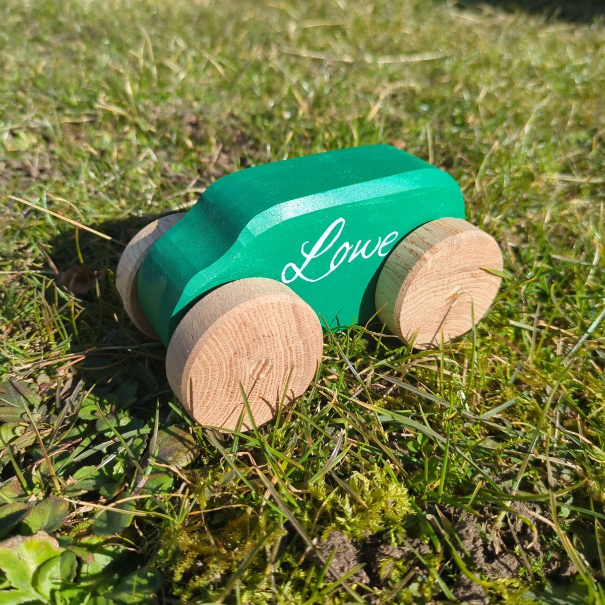 Personlig Träbil med egen text - Handgjord av Lokalt Virke - Väderstads Leksaker