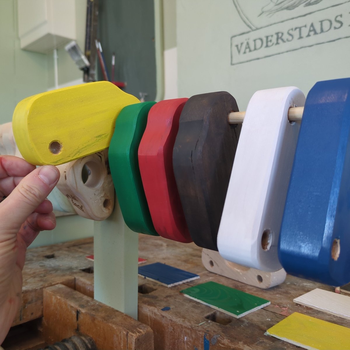 Personlig Träbil med egen text - Handgjord av Lokalt Virke - Väderstads Leksaker