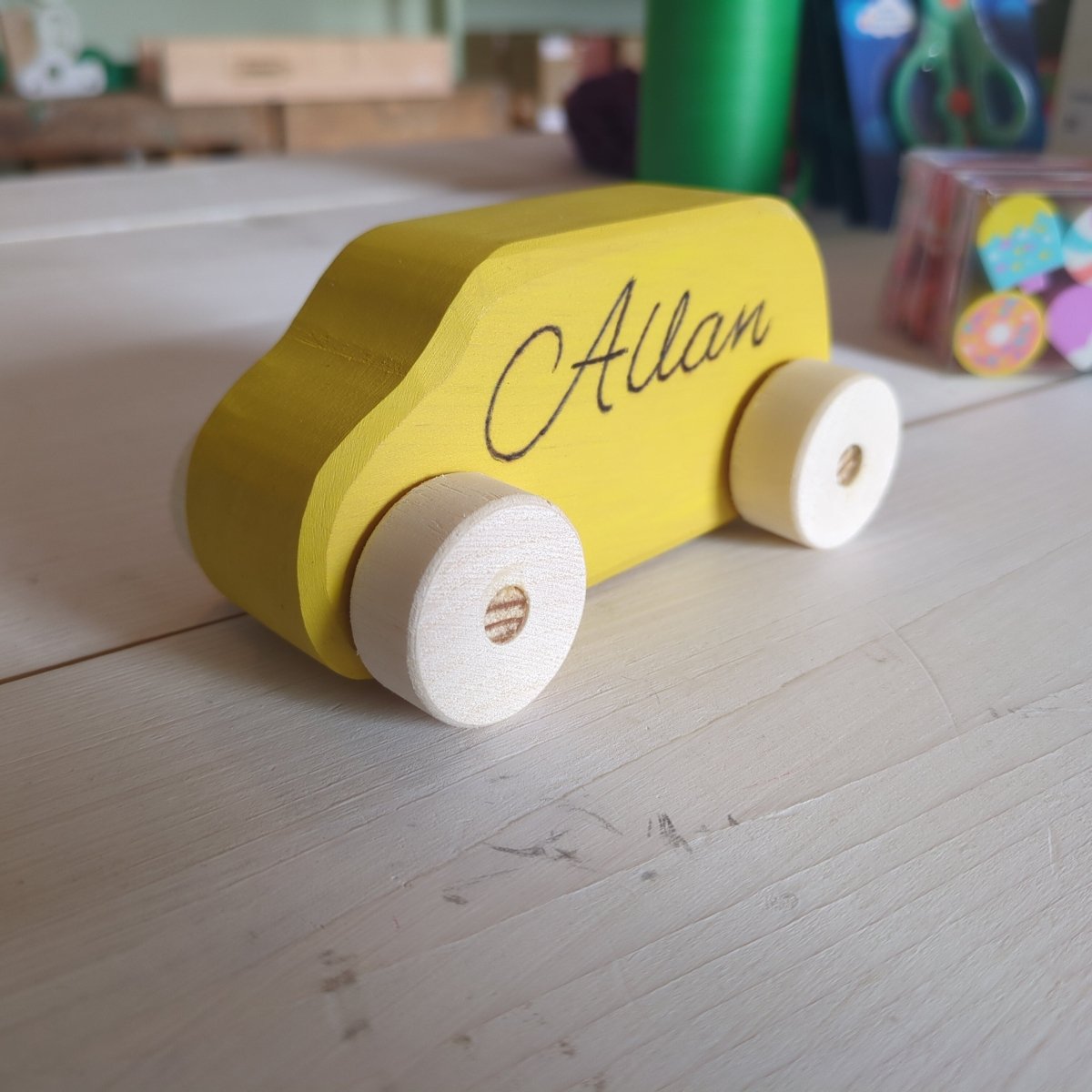 Personlig Träbil med egen text - Handgjord av Lokalt Virke - Väderstads Leksaker