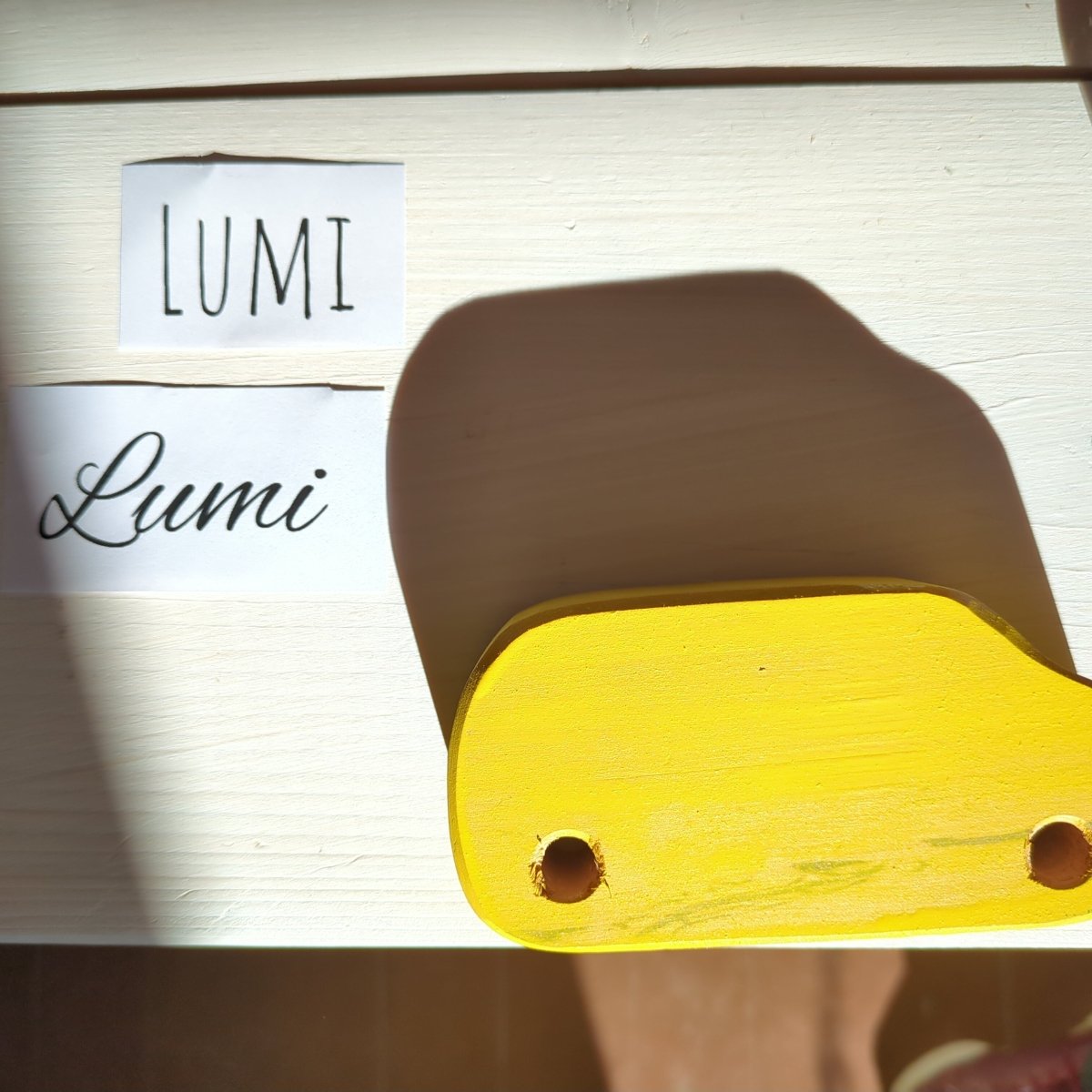 Personlig Träbil med egen text - Handgjord av Lokalt Virke - Väderstads Leksaker