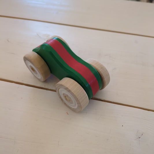 Grön/Röd Handgjord Bil i Björk 11cm