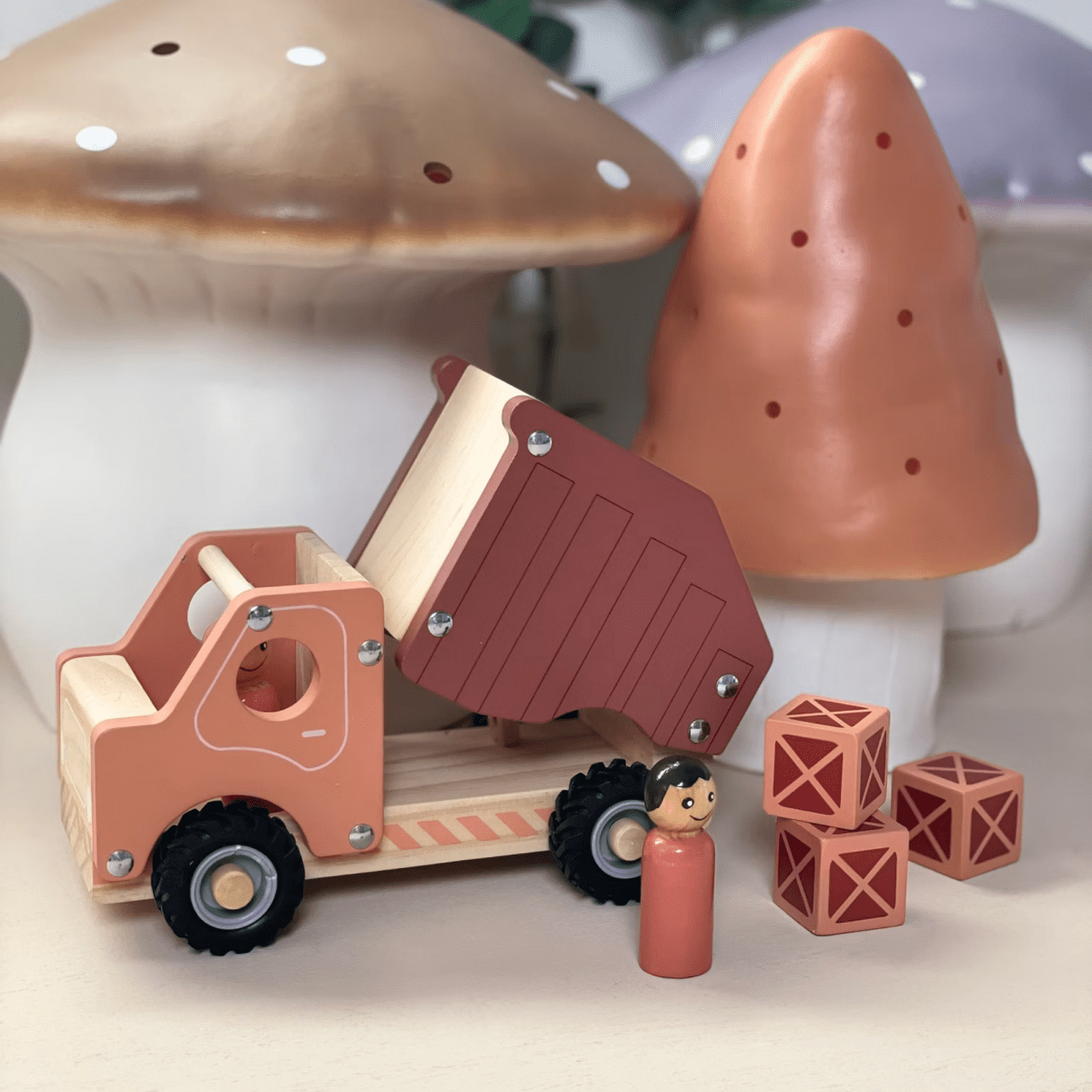 Robust trälastbil med containrar - Väderstads Leksaker