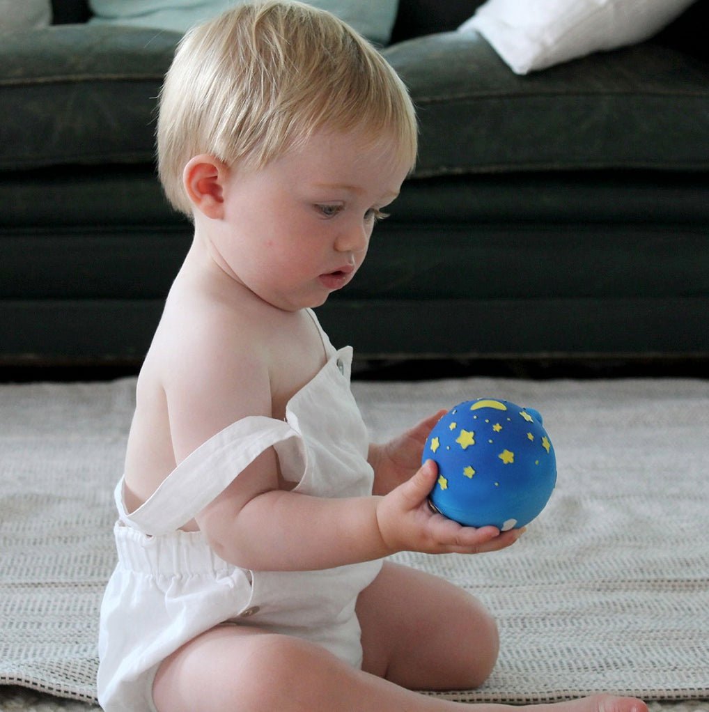 Skallrande boll i naturgummi – Natt och Dag, från nyfödd - Väderstads Leksaker