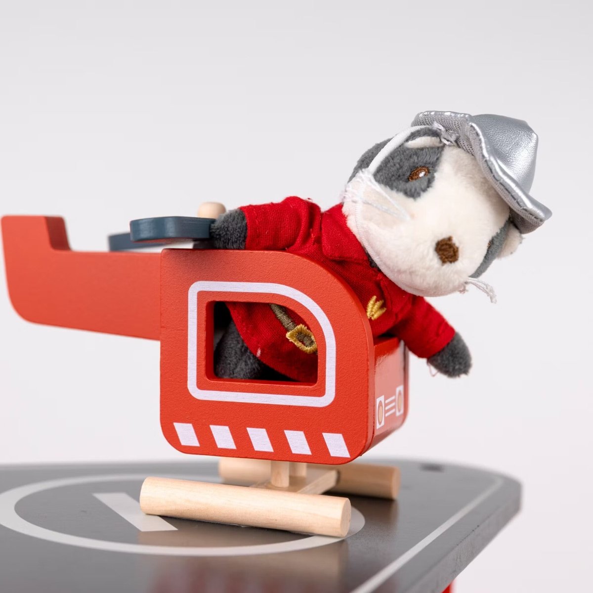 Stor brandstation i trä med brandman och helikopter - Väderstads Leksaker
